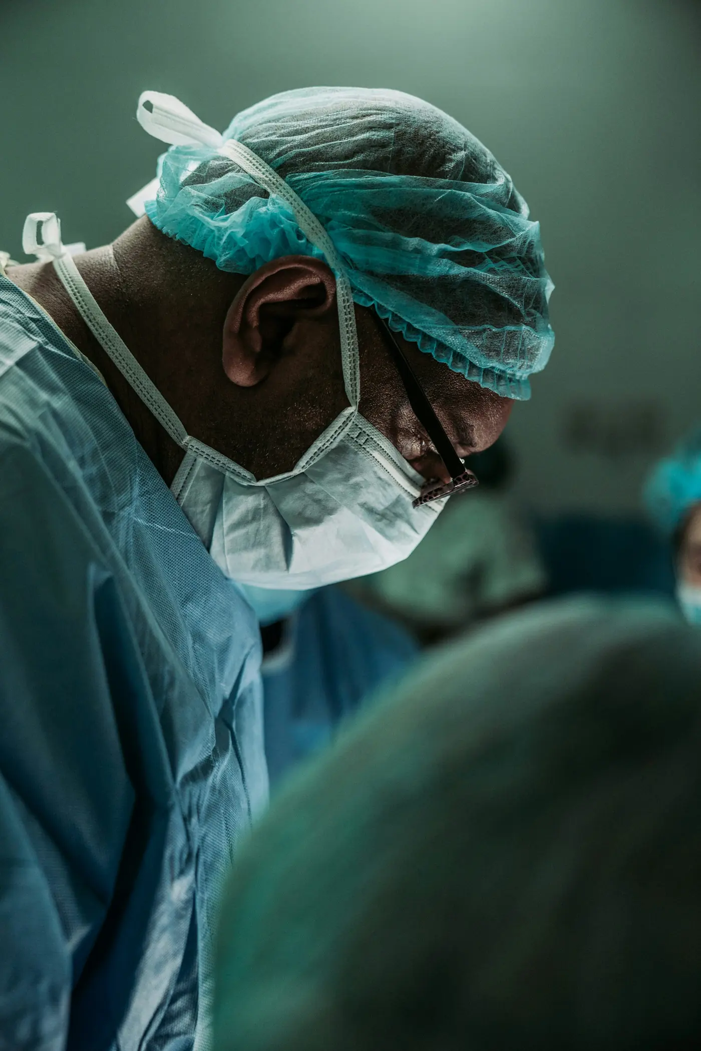 Hombre con máscara médica y bata