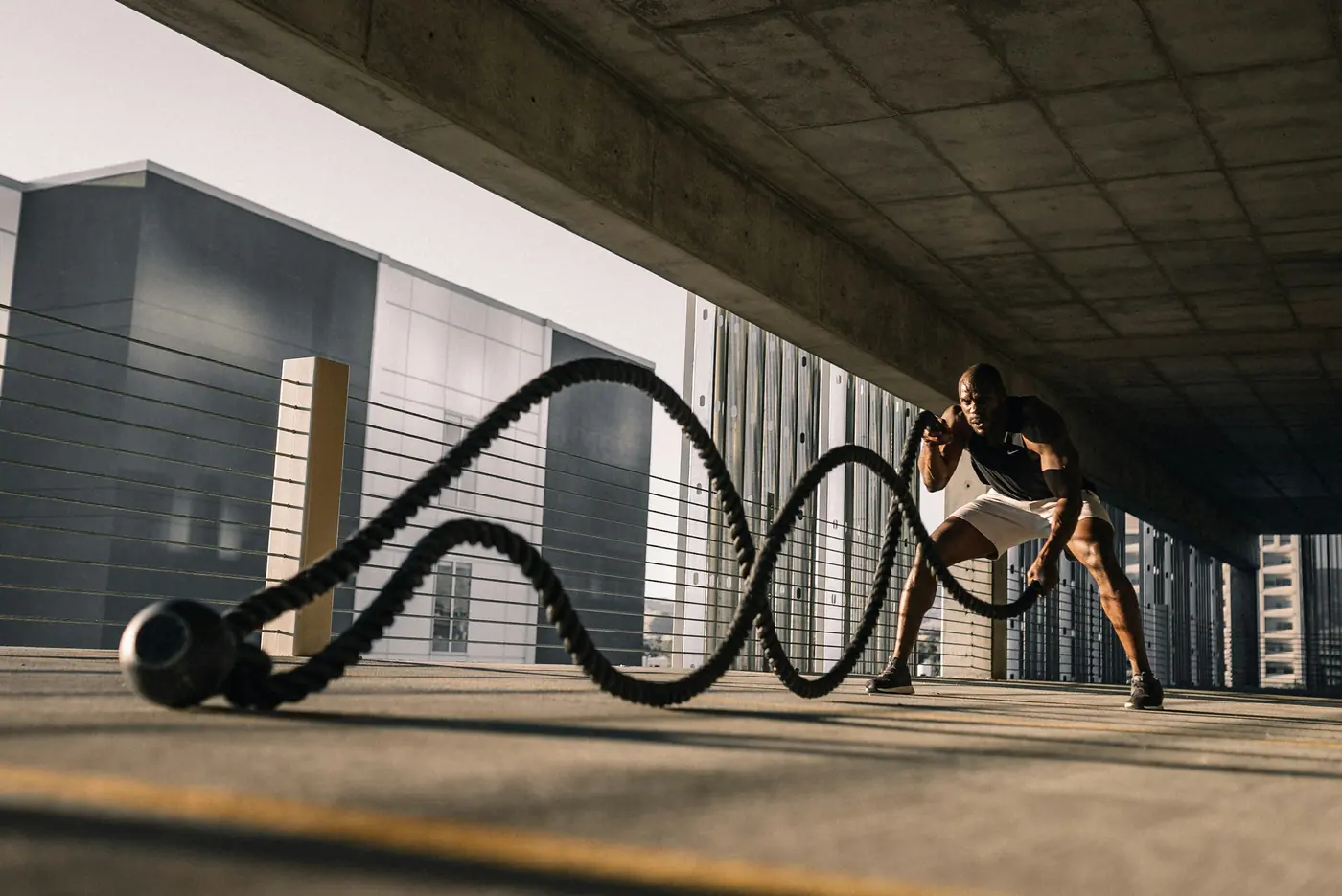 hombre haciendo ejercicio con cuerdas de combate al aire libre